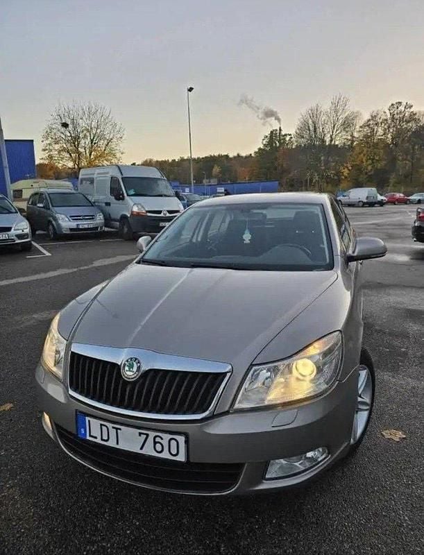 Brun Begagnad 2011 Skoda Octavia Elegance Halvkombi | 48 000 kr (Bra pris) - Bild 1/1