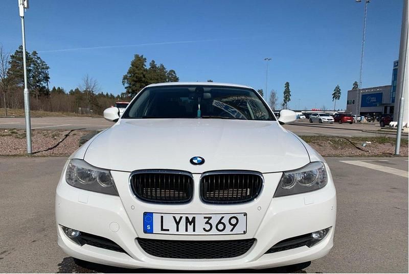 Vit Begagnad 2011 BMW 318 Comfort Edition Sedan | 69 900 kr (Lite dyr) - Bild 1/4