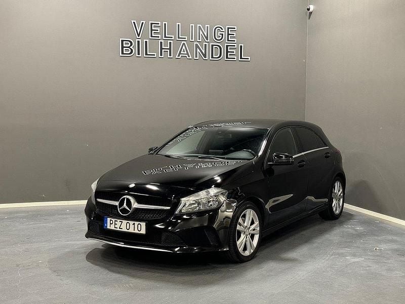 Svart Begagnad 2017 Mercedes A180 Halvkombi | 139 900 kr (Marknadspris) - Bild 1/4