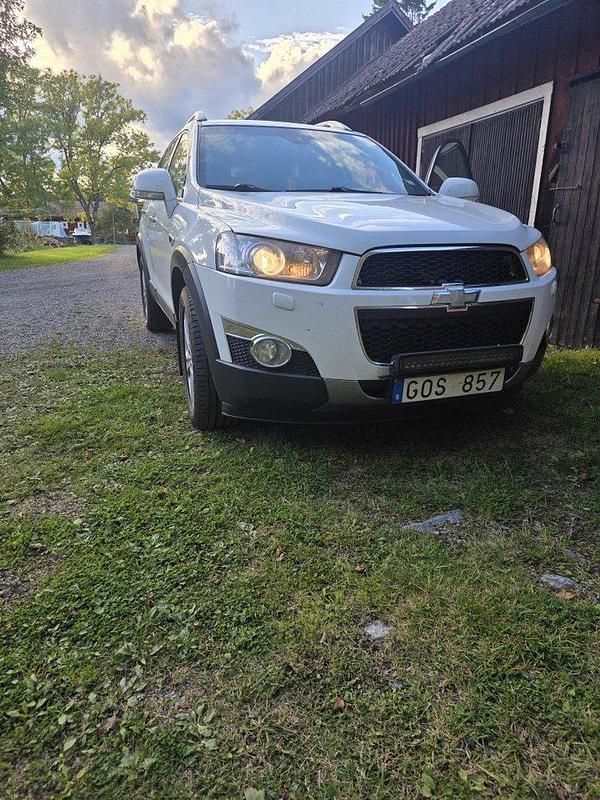 Vit Begagnad 2011 Chevrolet Captiva SUV | 69 500 kr (Marknadspris) - Bild 1/4