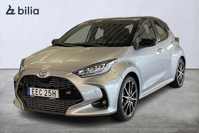 Silver Ny 2024 Toyota Yaris Hybrid Sport Halvkombi | 324 900 kr (Dyr) - Bild 1/4