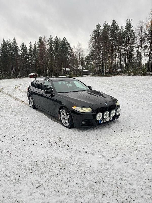 Svart Begagnad 2013 BMW 525 Kombi | 120 000 kr (Marknadspris) - Bild 1/4