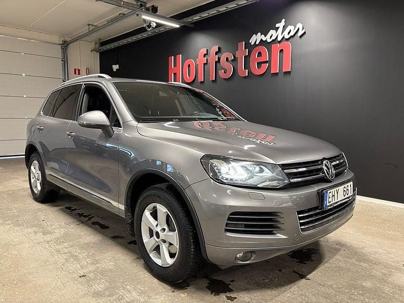 Grå Begagnad 2012 VW Touareg SUV | 144 900 kr (Marknadspris) - Bild 1/4