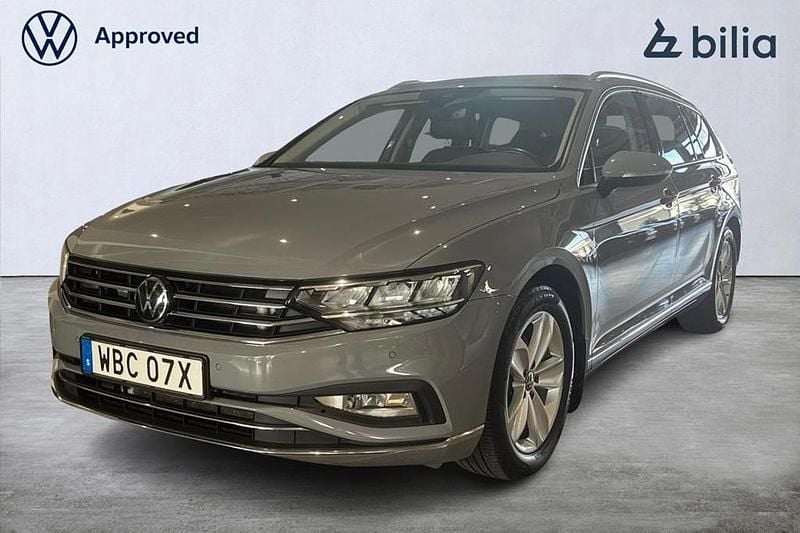 Grå Begagnad 2023 VW Passat GT Kombi | 319 000 kr (Marknadspris) - Bild 1/3