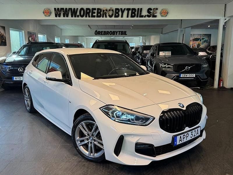 Vit Begagnad 2020 BMW 118 M Sport Halvkombi | 242 500 kr (Dyr) - Bild 1/4