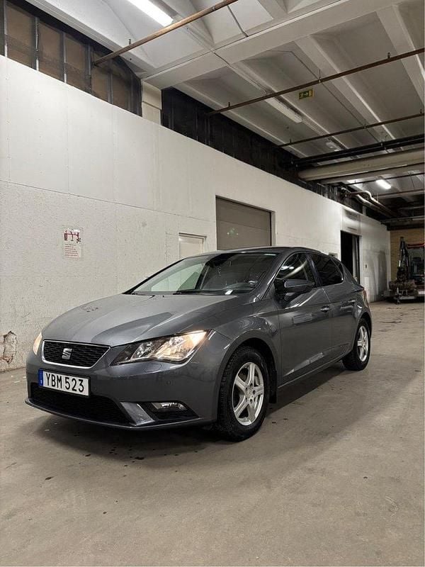 Grå Begagnad 2016 Seat Leon Style Halvkombi | 142 000 kr (Marknadspris) - Bild 1/4