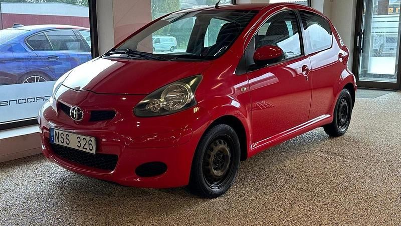 Röd Begagnad 2010 Toyota Aygo Halvkombi | 34 900 kr (Marknadspris) - Bild 1/4