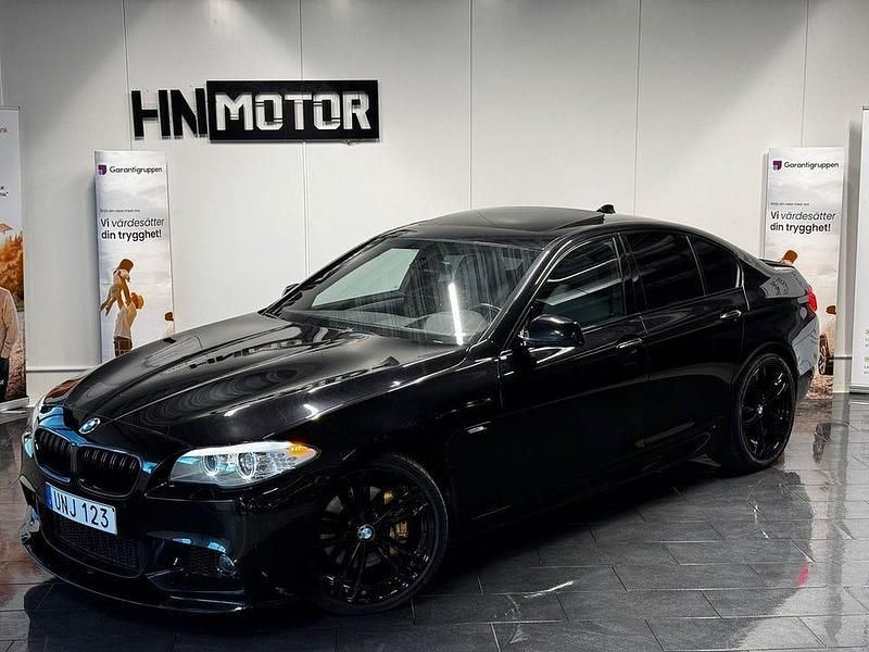 Svart Begagnad 2010 BMW 530 Sedan | 189 900 kr - Bild 1/4
