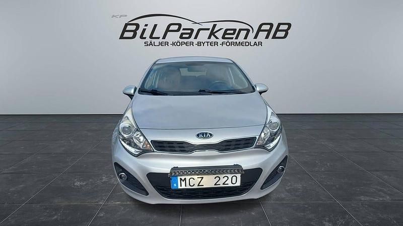 Begagnad Kia Rio 109 HK (80 kW) 2011 Silver Halvkombi