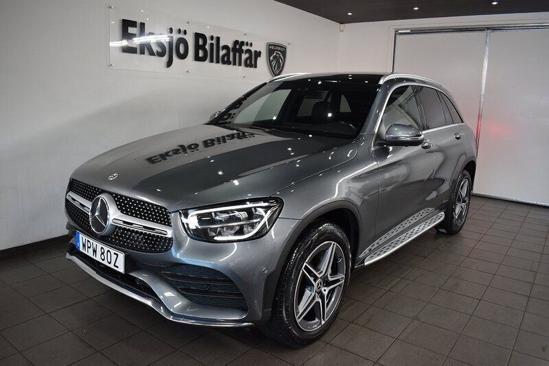 Grå Begagnad 2022 Mercedes GLC300e AMG line SUV | 459 500 kr (Marknadspris) - Bild 1/4