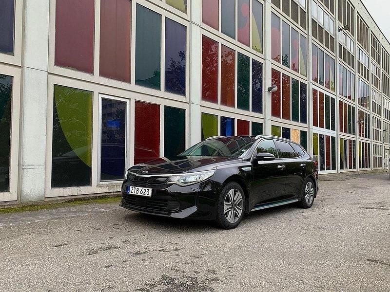 Svart Begagnad 2018 Kia Optima Hybrid Sport Sedan | 124 900 kr (Marknadspris) - Bild 1/4