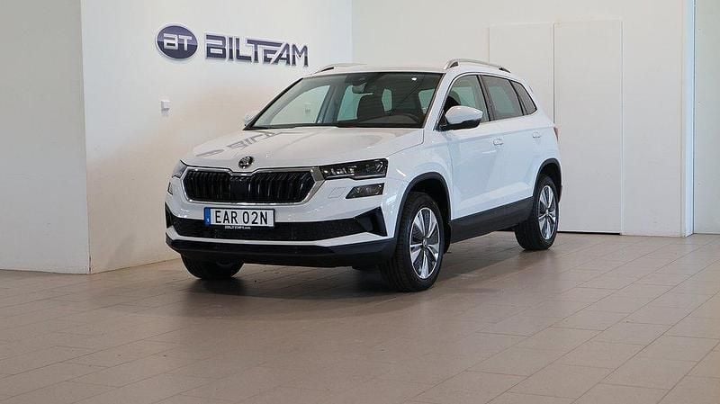 Vit Begagnad 2024 Skoda Karoq SUV | 343 900 kr (Marknadspris) - Bild 1/4