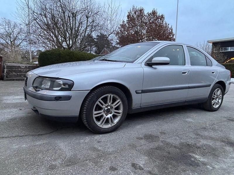 Begagnad 2004 Volvo S60 Sedan | 22 000 kr (Marknadspris) - Bild 1/4