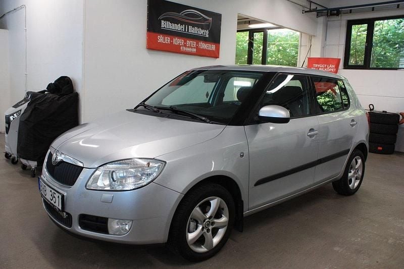 Grå Begagnad 2010 Skoda Fabia Halvkombi | 32 900 kr (Marknadspris) - Bild 1/4