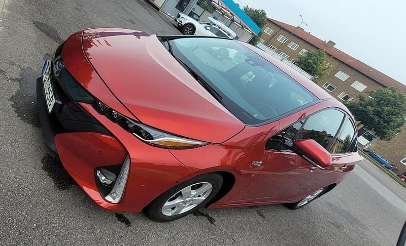 Röd Begagnad 2019 Toyota Prius Plug-in Hybrid Halvkombi | 239 000 kr (Lite dyr) - Bild 1/4