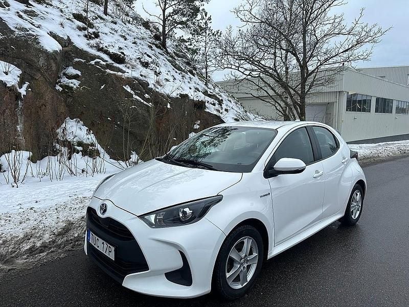 Begagnad Toyota Yaris Hybrid Active 116 HK (85 kW) 2021 Vit Halvkombi