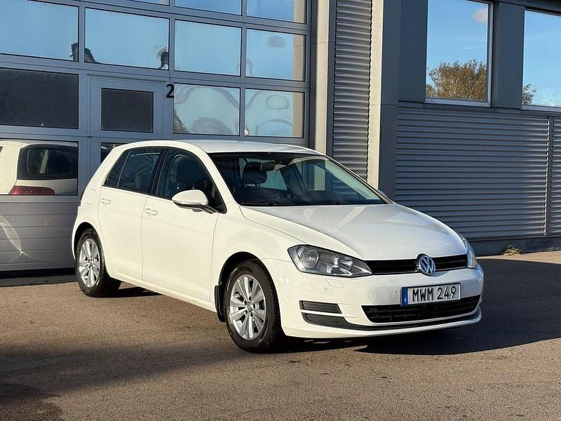 Vit Begagnad 2016 VW Golf VII Halvkombi | 79 900 kr (Marknadspris) - Bild 1/4