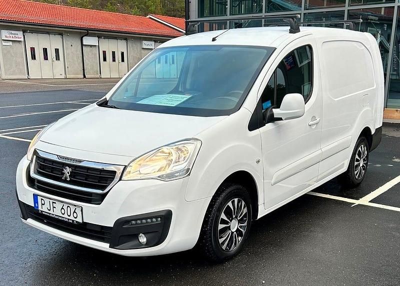 Vit Begagnad 2017 Peugeot Partner Minibuss | 79 000 kr (Marknadspris) - Bild 1/4