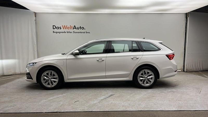 Begagnad Skoda Octavia Style 150 HK (110 kW) 2024 Candy white Kombi