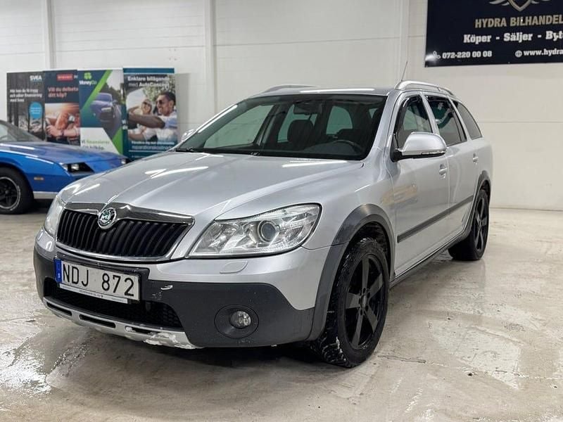Begagnad Skoda Octavia Scout 140 HK (102 kW) 2013 Silver Kombi