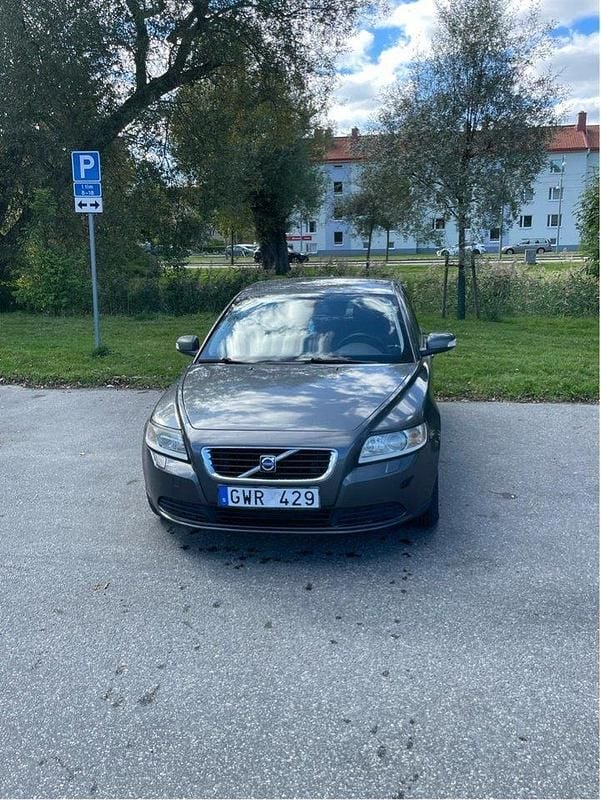 Grå Begagnad 2009 Volvo S40 Kinetic Sedan | 27 000 kr (Bra pris) - Bild 1/4