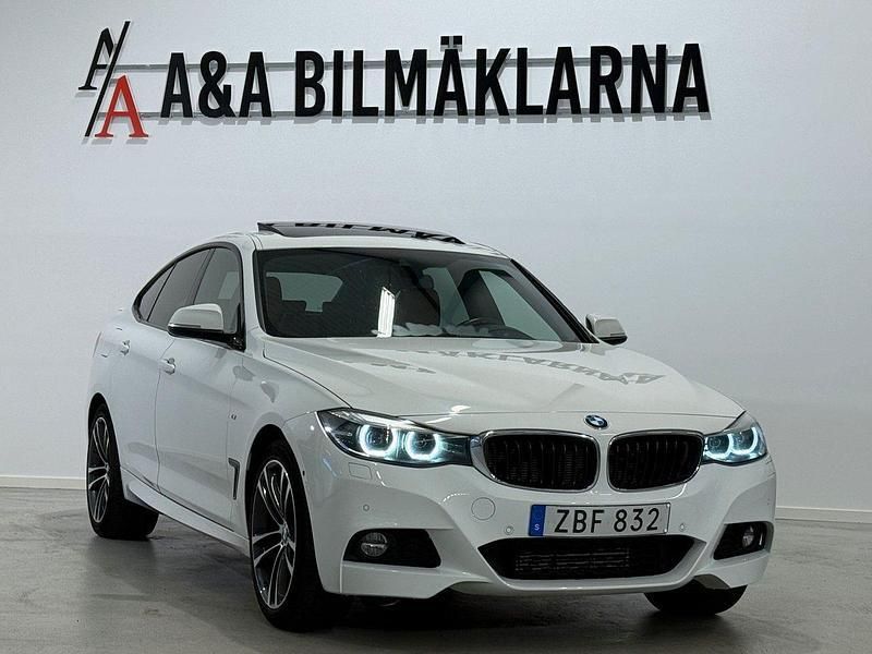 Vit Begagnad 2017 BMW 320 Gran Turismo M Sport Halvkombi | 209 900 kr (Marknadspris) - Bild 1/4