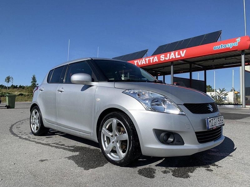 Grå Begagnad 2013 Suzuki Swift Halvkombi | 60 000 kr (Bra pris) - Bild 1/4