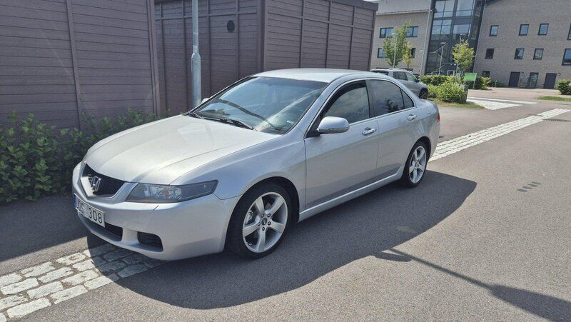 Silver Begagnad 2003 Honda Accord Sport Sedan | 27 000 kr (Superpris) - Bild 1/4
