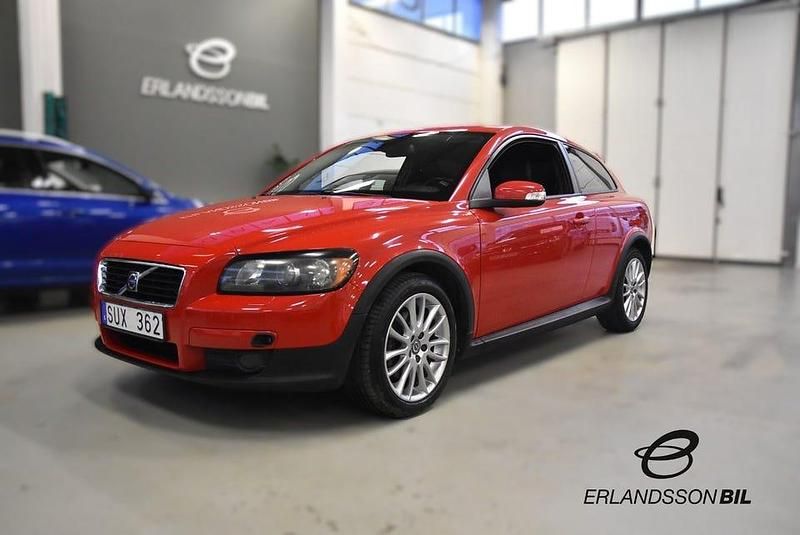 Röd Begagnad 2008 Volvo C30 Momentum Halvkombi | 74 900 kr (Marknadspris) - Bild 1/4