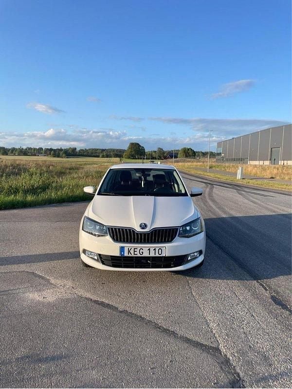 Vit Begagnad 2017 Skoda Fabia Style Halvkombi | 115 000 kr (Marknadspris) - Bild 1/4