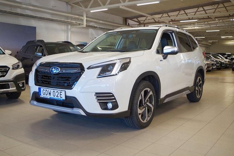 Vit Begagnad 2024 Subaru Forester SUV | 399 000 kr (Bra pris) - Bild 1/4