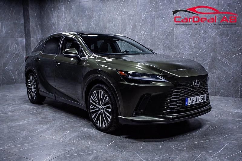 Grön Begagnad 2023 Lexus RX450h+ Executive Line SUV | 638 800 kr (Marknadspris) - Bild 1/4