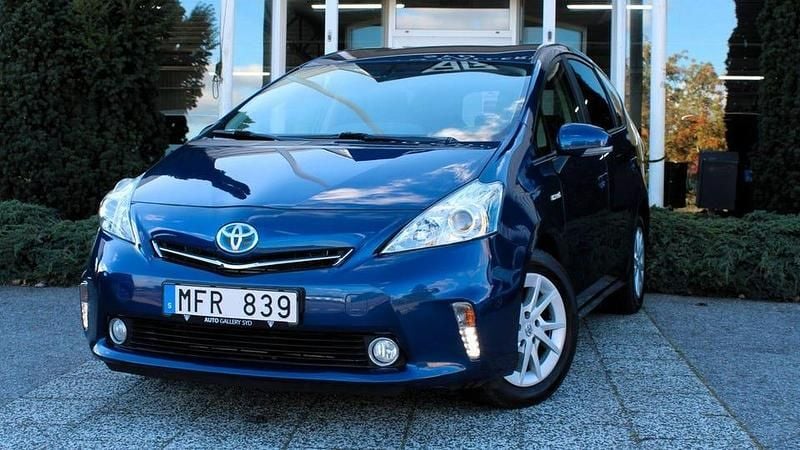 Mörkblå (blå) Begagnad 2013 Toyota Prius+ Minibuss | 249 900 kr (Dyr) - Bild 1/4