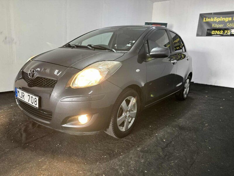 Mörkgrå (grå) Begagnad 2010 Toyota Yaris Halvkombi | 39 900 kr (Marknadspris) - Bild 1/4