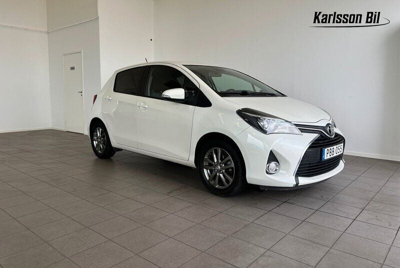 Ljusgrå (grå) Begagnad 2014 Toyota Yaris Active Halvkombi | 89 900 kr (Marknadspris) - Bild 1/4