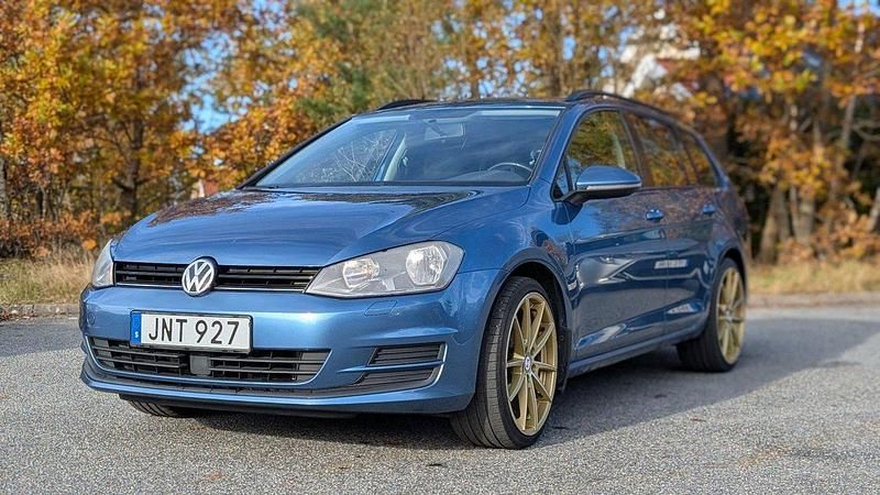 Blå Begagnad 2015 VW Golf VII Kombi | 105 000 kr (Marknadspris) - Bild 1/4