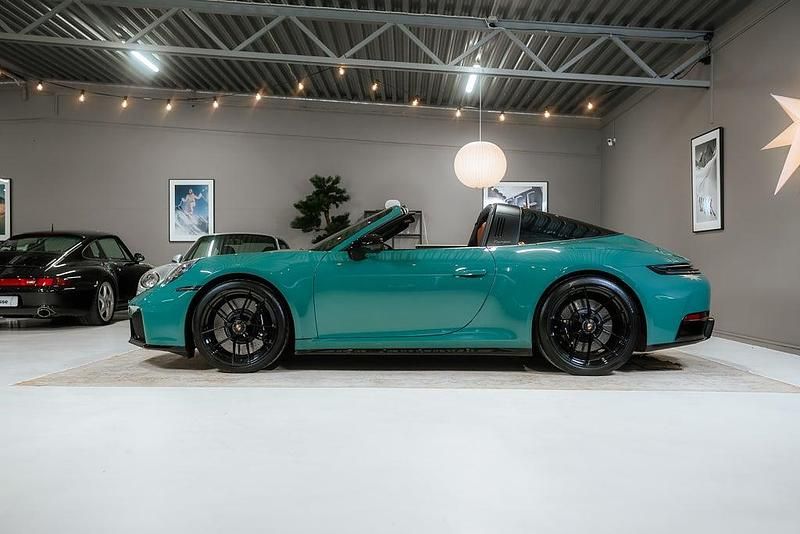 Begagnad Porsche 911 541 HK (397 kW) 2025 Smyrna green