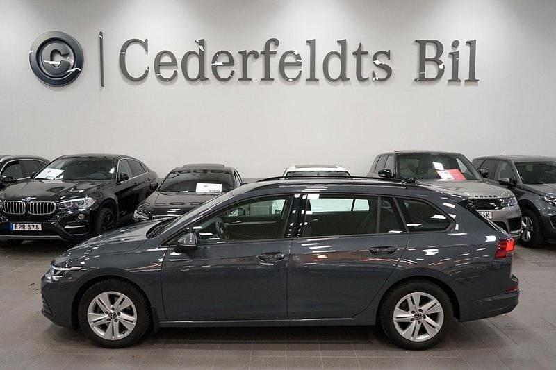 Grå Begagnad 2021 VW Golf VIII Kombi | 228 900 kr (Marknadspris) - Bild 1/4