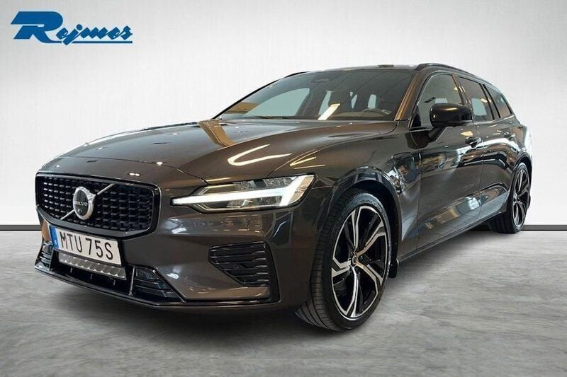 Grå (platinum grey metallic) Begagnad 2022 Volvo V60 Ultimate Kombi | 429 900 kr (Lite dyr) - Bild 1/4