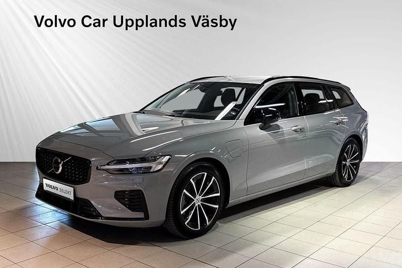 Grå Begagnad 2024 Volvo V60 Plus Kombi | 479 900 kr (Marknadspris) - Bild 1/3