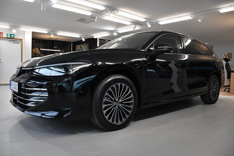 Svart (grenadilla black metallic) Ny 2024 VW Passat Elegance Kombi | 511 000 kr (Superpris) - Bild 1/4