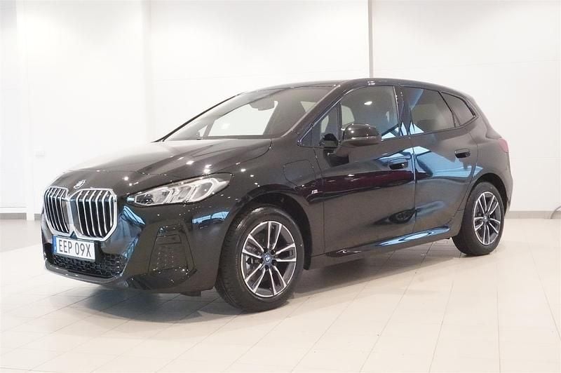 Svart Ny 2025 BMW 225 Active Tourer M Sport Minibuss | 604 500 kr - Bild 1/4