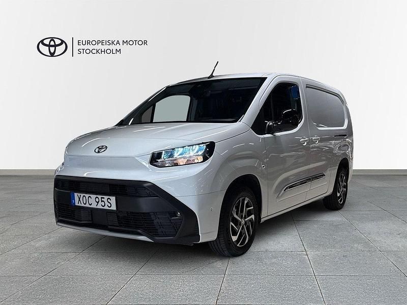 Vit Begagnad 2024 Toyota Proace City Van | 374 900 kr (Dyr) - Bild 1/4