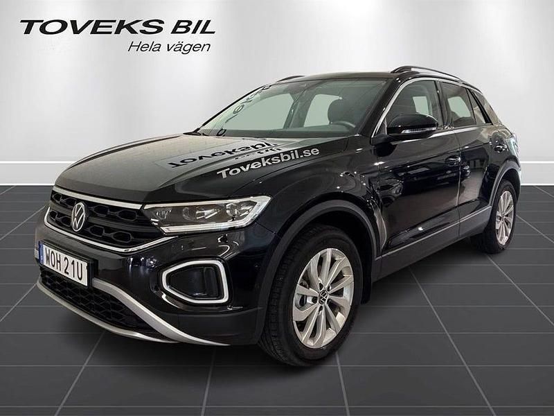 Svart (deep black pearl) Begagnad 2025 VW T-Roc Life SUV | 339 900 kr (Dyr) - Bild 1/4