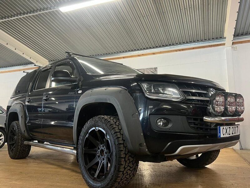Svart Begagnad 2015 VW Amarok Canyon Pickup | 209 900 kr (Marknadspris) - Bild 1/4