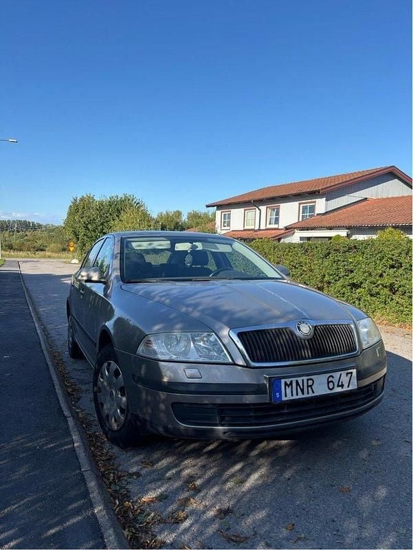 Brun Begagnad 2008 Skoda Octavia Halvkombi | 23 000 kr (Marknadspris) - Bild 1/2