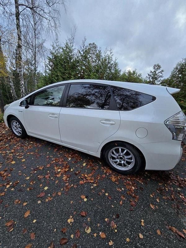 Vit Begagnad 2012 Toyota Prius+ Minibuss | 139 999 kr (Marknadspris) - Bild 1/4