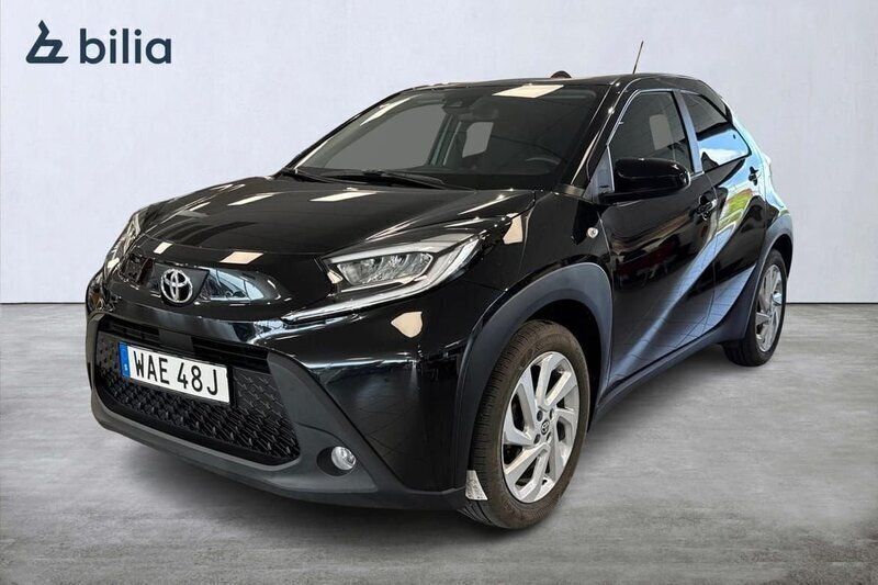 Svart Begagnad 2022 Toyota Aygo Comfort Halvkombi | 159 900 kr (Marknadspris) - Bild 1/3