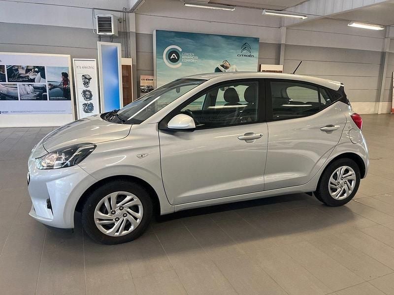 Grå Begagnad 2021 Hyundai i10 Advanced Halvkombi | 109 900 kr (Superpris) - Bild 1/4