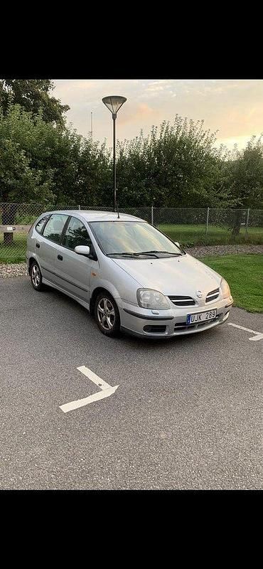 Silver Begagnad 2003 Nissan Almera Tino Minibuss | 12 500 kr - Bild 1/1